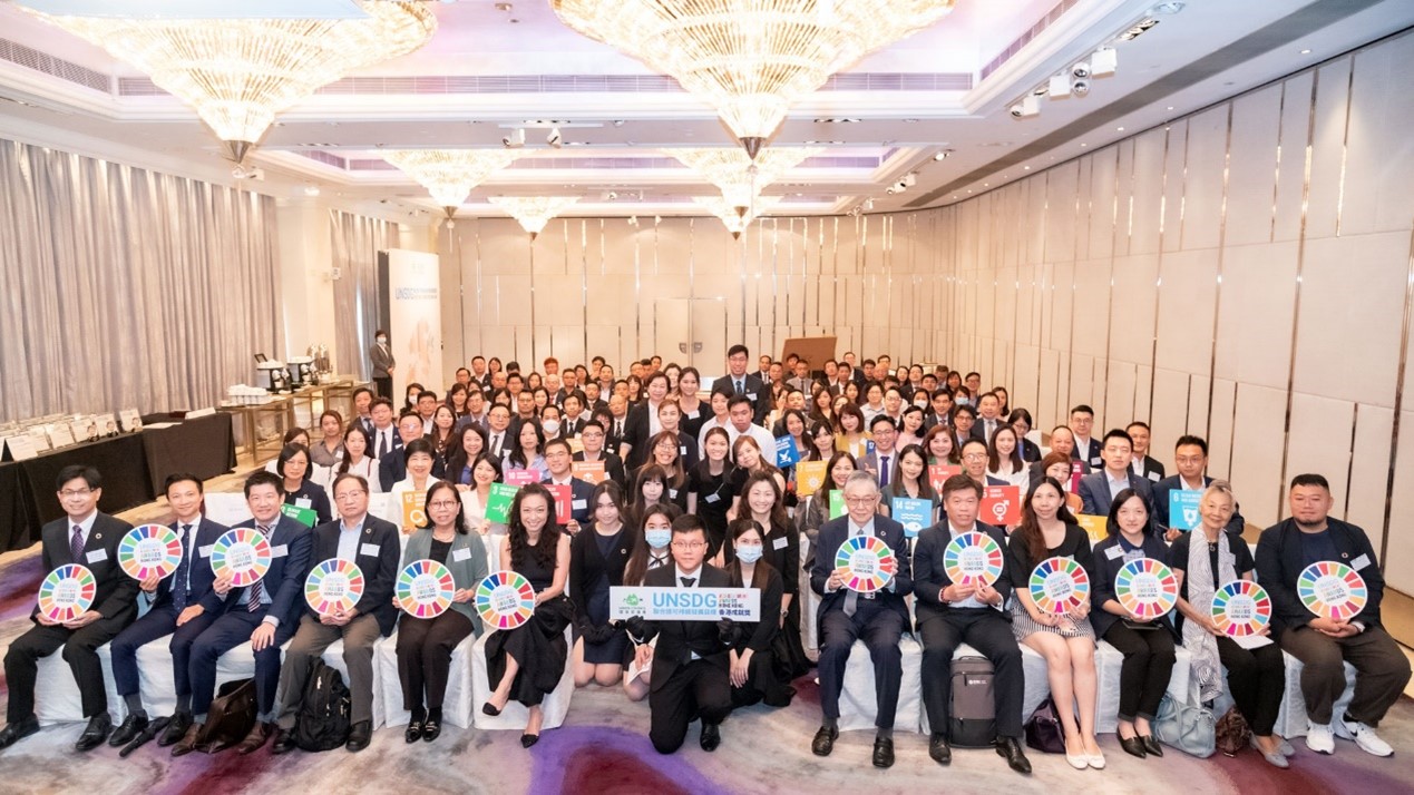 D&G Technology компаниясының бас директоры Гленди Чой ханым, марапаттау рәсіміне қатысты